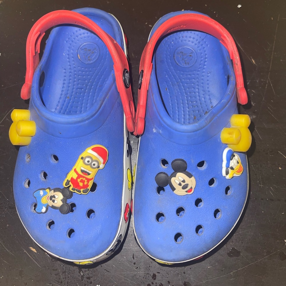 🚫SOLD ON MECARI 🚫Size 10/ Light up Mickey Crocs
